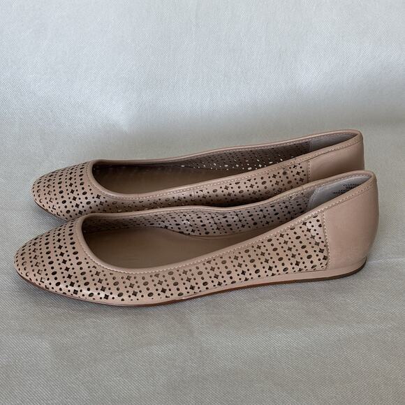 Vince Camuto Slip On Flats Sz 9M breathable cutout detail Taupe - Picture 3 of 14